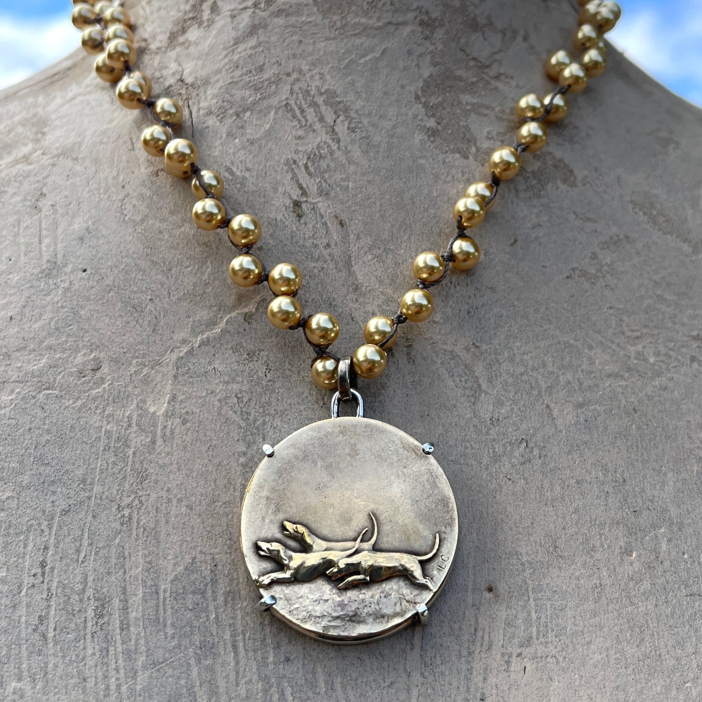 Full Cry Medal on Gold Pearls