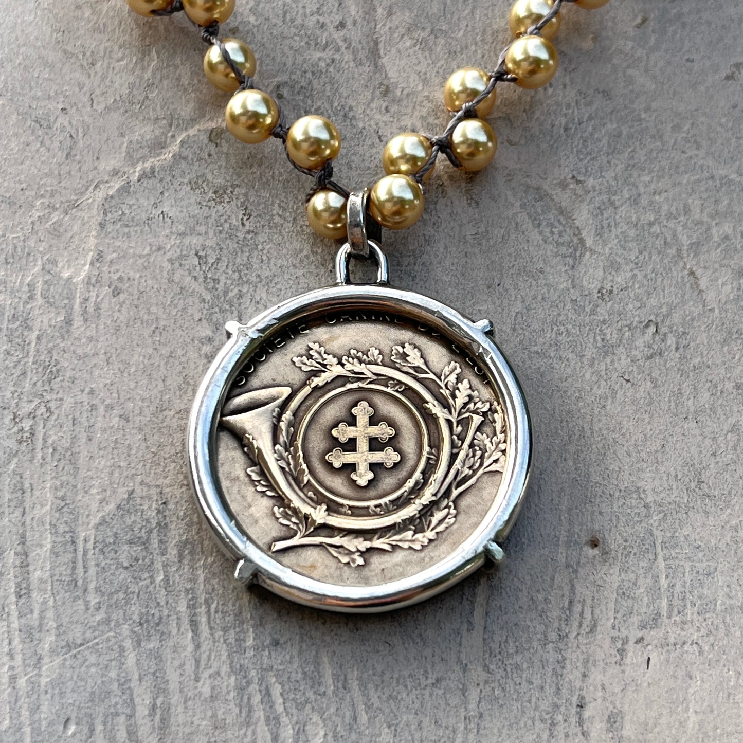 Full Cry Medal on Gold Pearls
